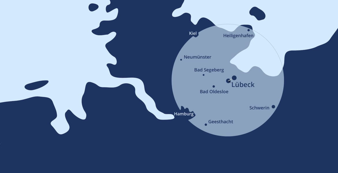 Eine grob gezeichnete Karte von Schleswig Holstein in Hell- und dunkelblau, ein Kreis zeigt den Radius, ein Pin in der Mitte zeigt auf Lübeck. Der Kreis reicht von Heiligenhafen bis Hamburg.